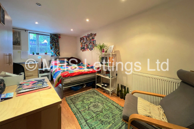 Thumbnail photo of 6 Bedroom Mid Terraced House in 20 Hessle Terrace, Leeds, LS6 1EQ