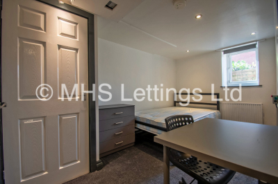 Thumbnail photo of 5 Bedroom Mid Terraced House in 14 Royal Park Grove, Leeds, LS6 1HQ