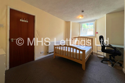 Thumbnail photo of 6 Bedroom Mid Terraced House in 45 Delph Mount, Woodhouse, LS6 2HS