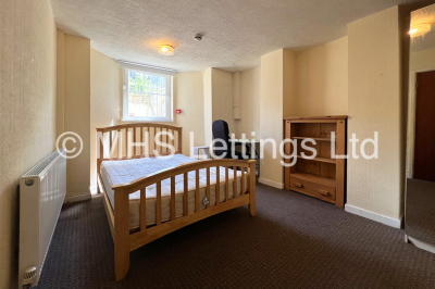 Thumbnail photo of 6 Bedroom Mid Terraced House in 45 Delph Mount, Woodhouse, LS6 2HS