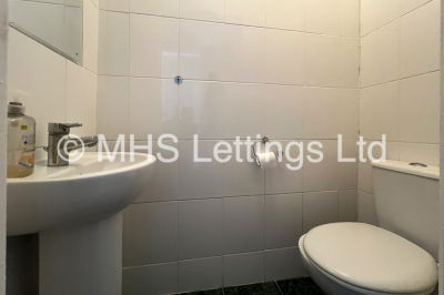 Thumbnail photo of 6 Bedroom Mid Terraced House in 45 Delph Mount, Woodhouse, LS6 2HS