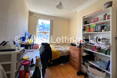 Thumbnail photo of 6 Bedroom Mid Terraced House in 45 Delph Mount, Woodhouse, LS6 2HS