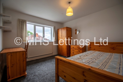 Thumbnail photo of 5 Bedroom Semi-Detached House in 8 Trenic Drive, Leeds, LS6 3DJ