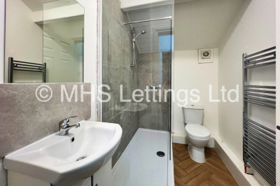 Thumbnail photo of 5 Bedroom Mid Terraced House in 33 Broomfield Crescent, Leeds, LS6 3DD