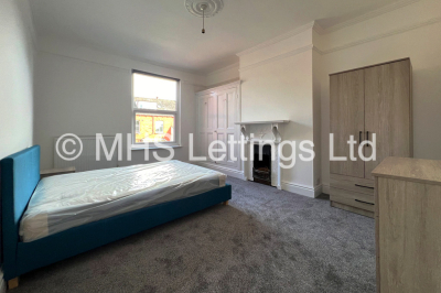 Thumbnail photo of 5 Bedroom Mid Terraced House in 33 Broomfield Crescent, Leeds, LS6 3DD