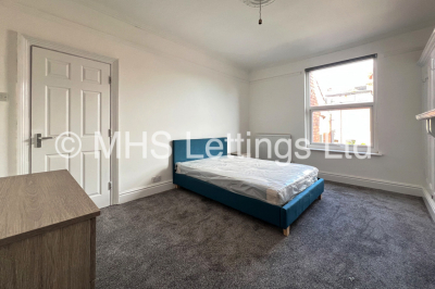 Thumbnail photo of 5 Bedroom Mid Terraced House in 33 Broomfield Crescent, Leeds, LS6 3DD