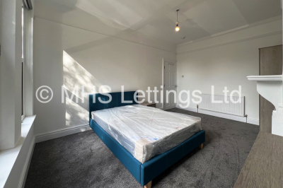 Thumbnail photo of 5 Bedroom Mid Terraced House in 33 Broomfield Crescent, Leeds, LS6 3DD