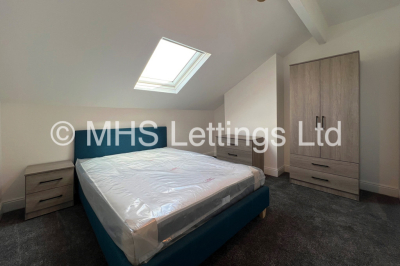 Thumbnail photo of 5 Bedroom Mid Terraced House in 33 Broomfield Crescent, Leeds, LS6 3DD