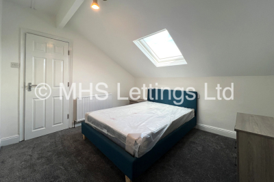 Thumbnail photo of 5 Bedroom Mid Terraced House in 33 Broomfield Crescent, Leeds, LS6 3DD