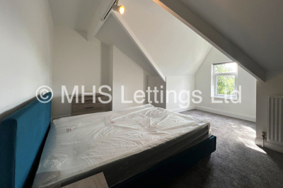 Thumbnail photo of 5 Bedroom Mid Terraced House in 33 Broomfield Crescent, Leeds, LS6 3DD