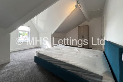 Thumbnail photo of 5 Bedroom Mid Terraced House in 33 Broomfield Crescent, Leeds, LS6 3DD