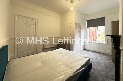 Thumbnail photo of 5 Bedroom Mid Terraced House in 33 Broomfield Crescent, Leeds, LS6 3DD