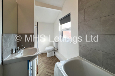 Thumbnail photo of 5 Bedroom Mid Terraced House in 33 Broomfield Crescent, Leeds, LS6 3DD