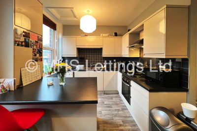 Thumbnail photo of 2 Bedroom Flat in Flat 3, 7 Midland Road, Leeds, LS6 1BQ