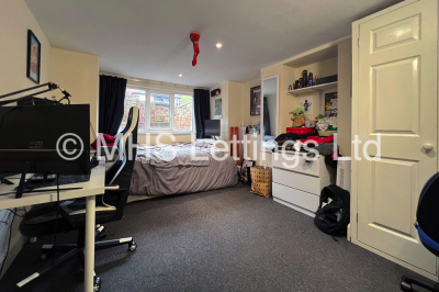 Thumbnail photo of 6 Bedroom Mid Terraced House in 19 Brudenell View, Leeds, LS6 1HG