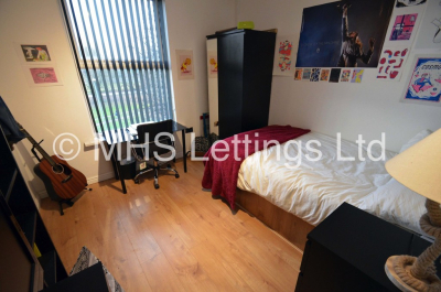 Thumbnail photo of 5 Bedroom End Terraced House in 6 Cliff Mount Terrace, Leeds, LS6 2HR