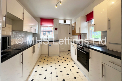 Thumbnail photo of 7 Bedroom Mid Terraced House in 31 Estcourt Avenue, Leeds, LS6 3ES