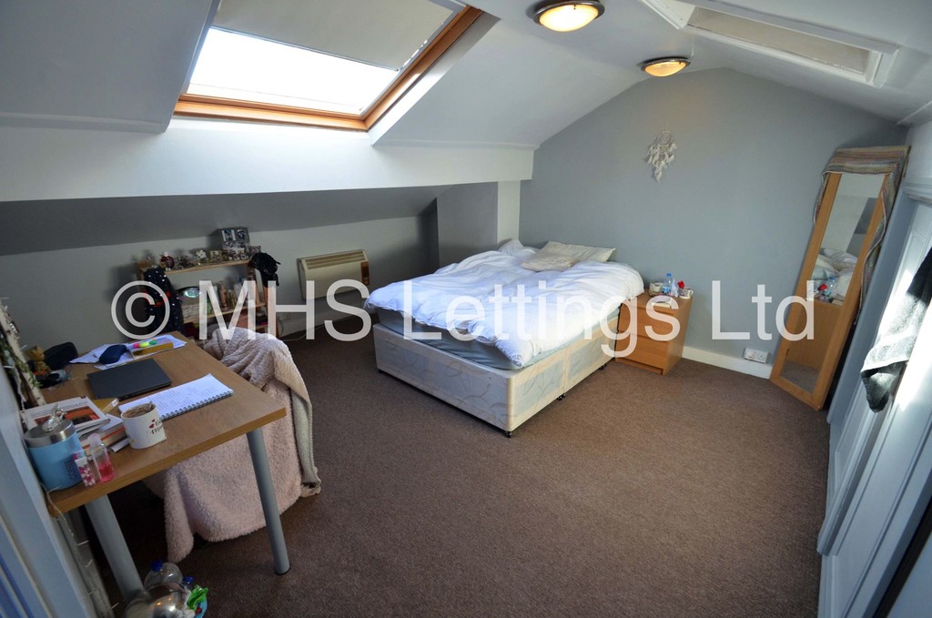 Photo of 5 Bedroom Mid Terraced House in 1 Cardigan Road, Leeds, LS6 3AE