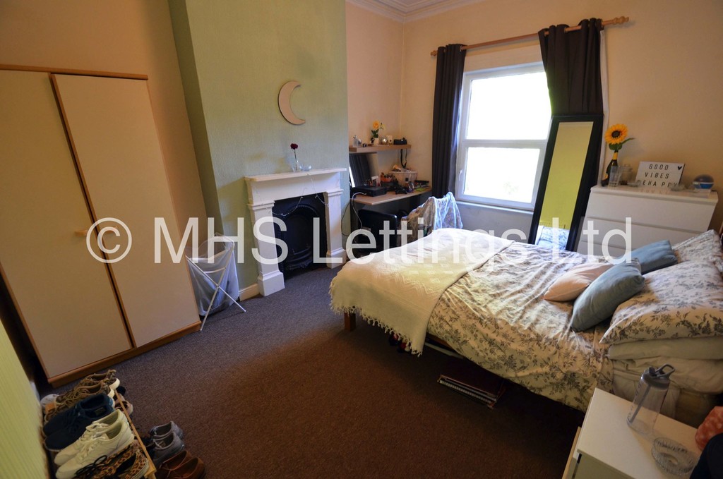 Photo of 5 Bedroom Mid Terraced House in 1 Cardigan Road, Leeds, LS6 3AE
