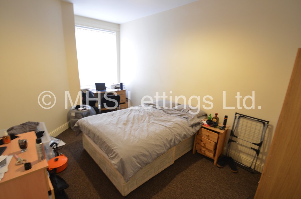Photo of 5 Bedroom Mid Terraced House in 248 Cardigan Road, Leeds, LS6 1QL