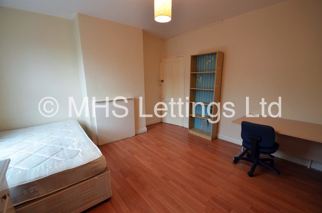 Photo of 4 Bedroom Mid Terraced House in 47 Thornville Road, Leeds, LS6 1JY