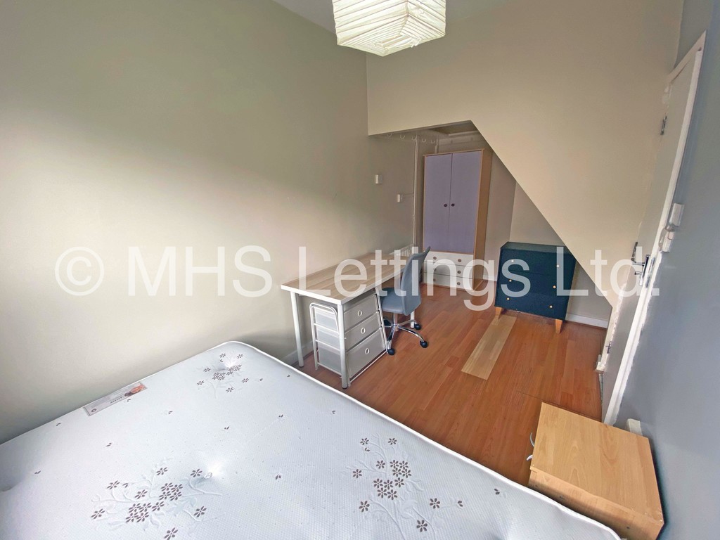 Photo of 4 Bedroom Mid Terraced House in 47 Thornville Road, Leeds, LS6 1JY