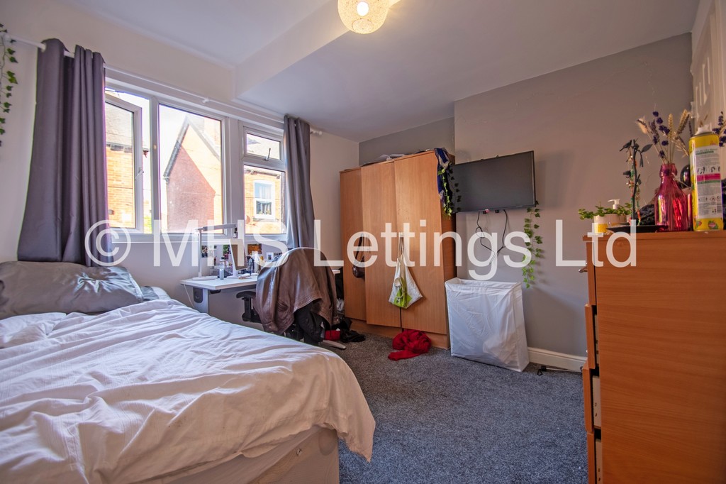 Photo of 5 Bedroom Mid Terraced House in 96 Royal Park Road, Leeds, LS6 1JJ