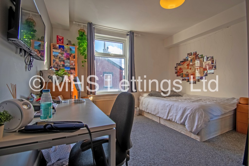 Photo of 5 Bedroom Mid Terraced House in 96 Royal Park Road, Leeds, LS6 1JJ