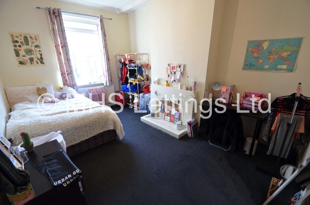 Photo of 7 Bedroom Mid Terraced House in 13 Chestnut Avenue, Leeds, LS6 1AZ