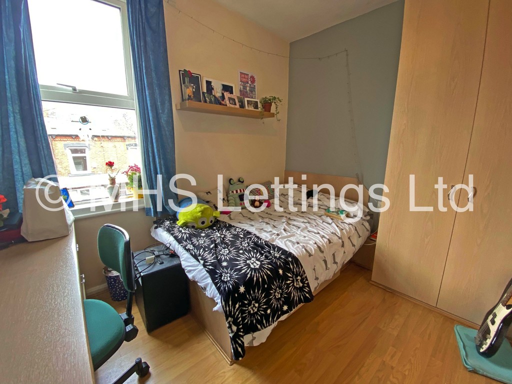 Photo of 3 Bedroom Mid Terraced House in 3 Lumley Avenue, Leeds, LS4 2LR