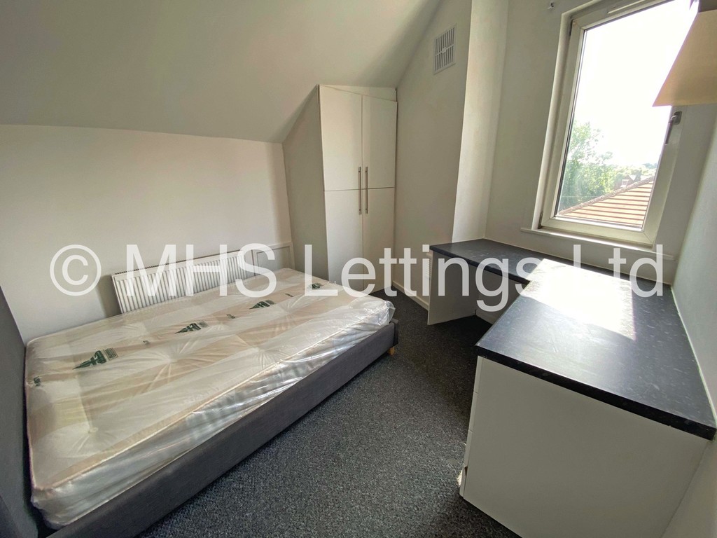 Photo of 4 Bedroom End Terraced House in 66 Beechwood Mount, Leeds, LS4 2NQ
