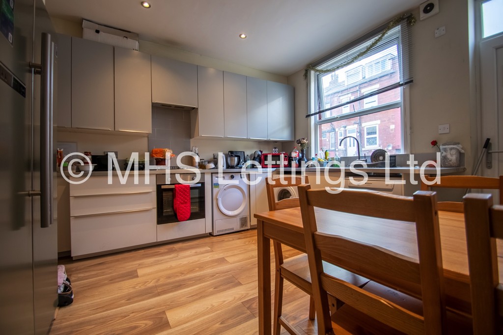 Photo of 5 Bedroom Mid Terraced House in 10 Village Place, Leeds, LS4 2NT