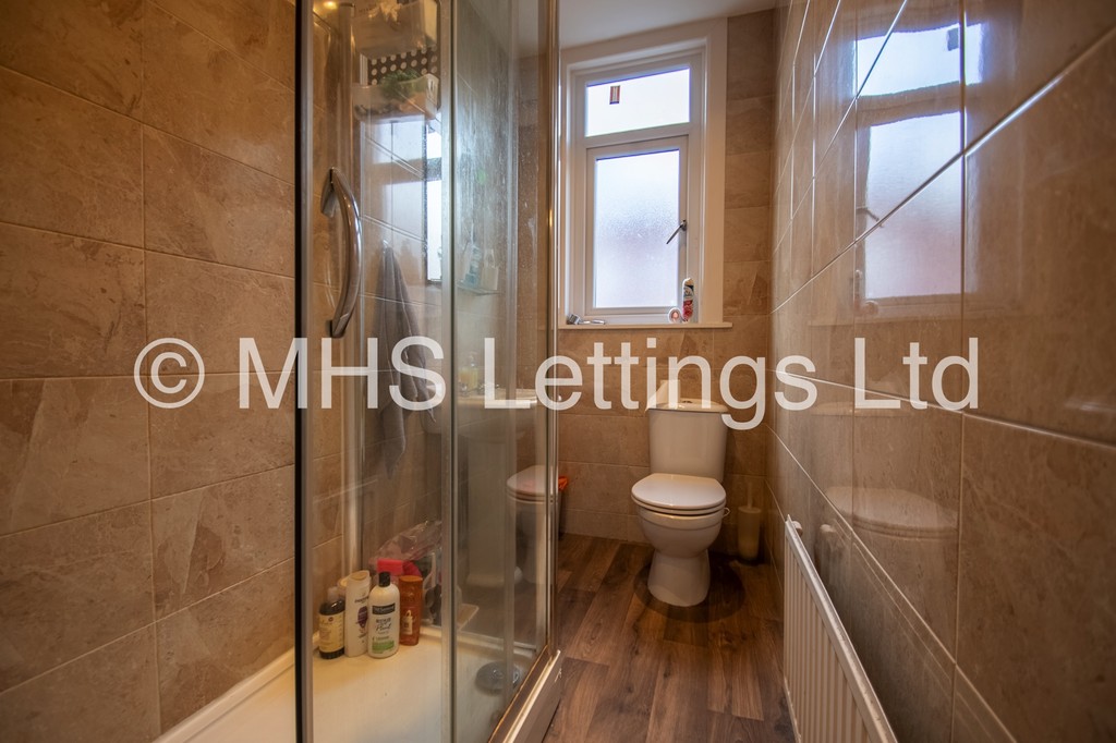 Photo of 5 Bedroom Mid Terraced House in 10 Village Place, Leeds, LS4 2NT