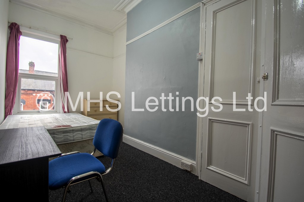 Photo of 6 Bedroom Mid Terraced House in 43 Regent Park Terrace, Leeds, LS6 2AX