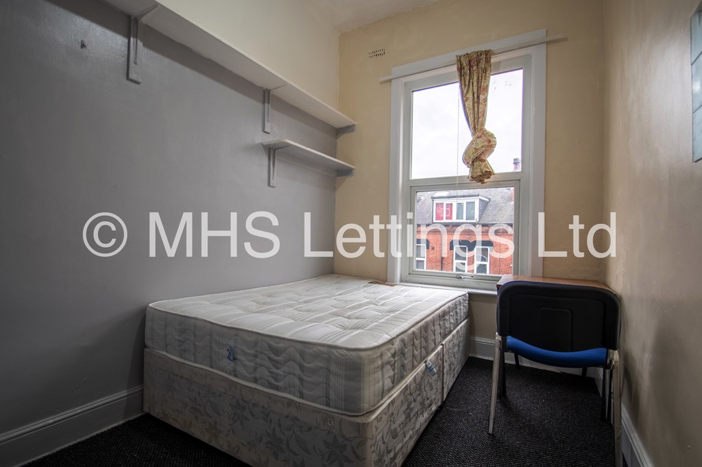 Photo of 6 Bedroom Mid Terraced House in 43 Regent Park Terrace, Leeds, LS6 2AX