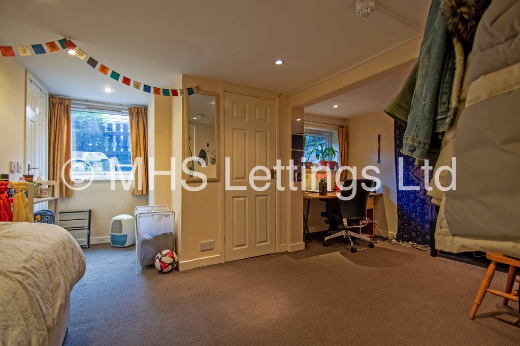 Photo of 3 Bedroom Mid Terraced House in 67 Beechwood Terrace, Leeds, LS4 2NG