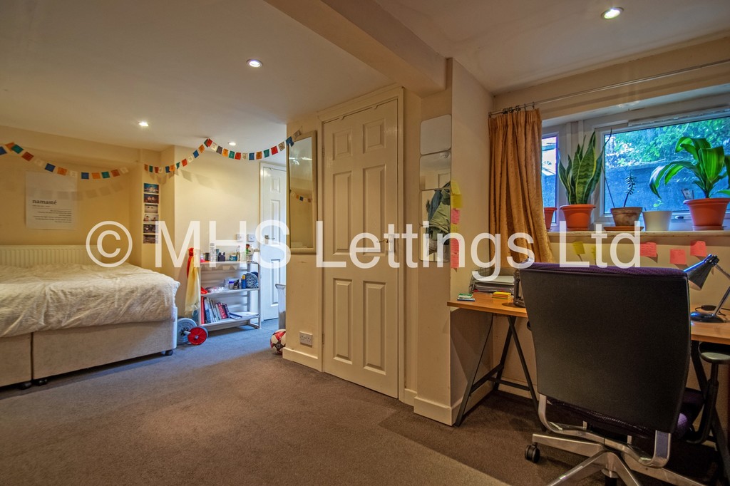 Photo of 3 Bedroom Mid Terraced House in 67 Beechwood Terrace, Leeds, LS4 2NG
