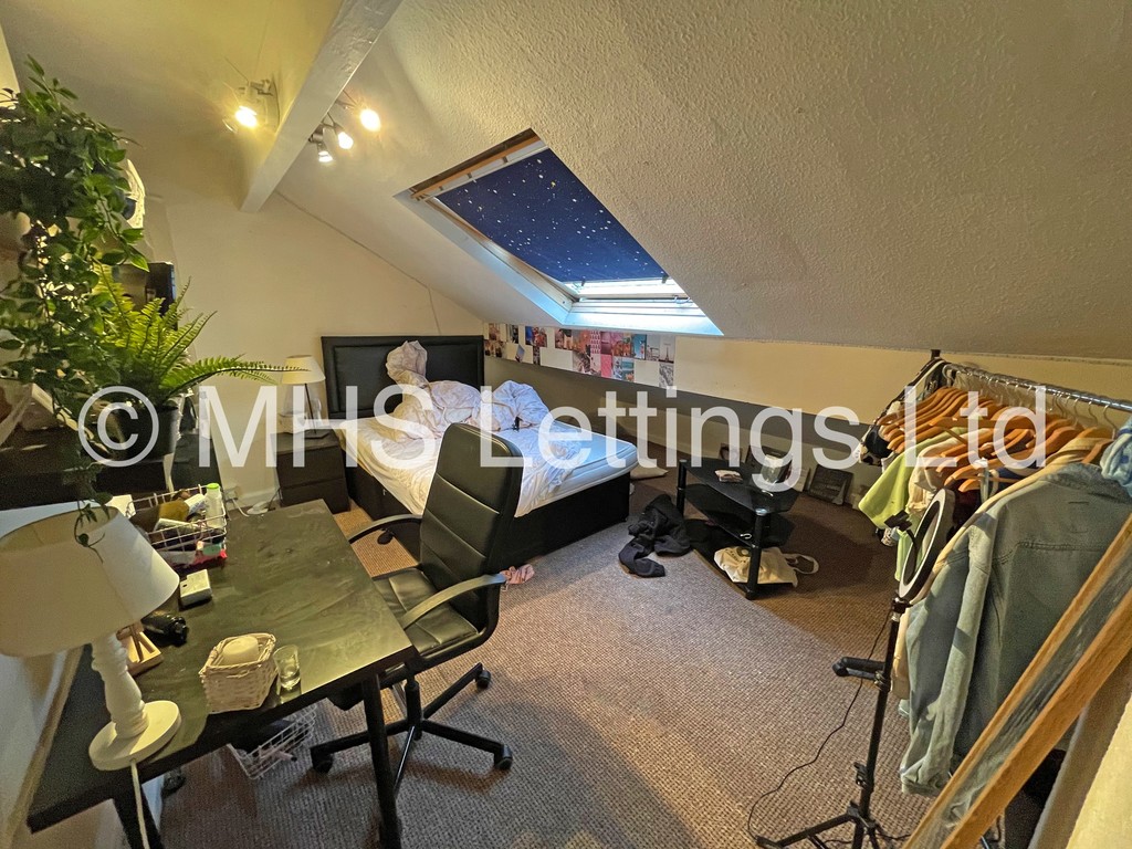 Photo of 5 Bedroom Mid Terraced House in 141 Ash Road, Leeds, LS6 3HD