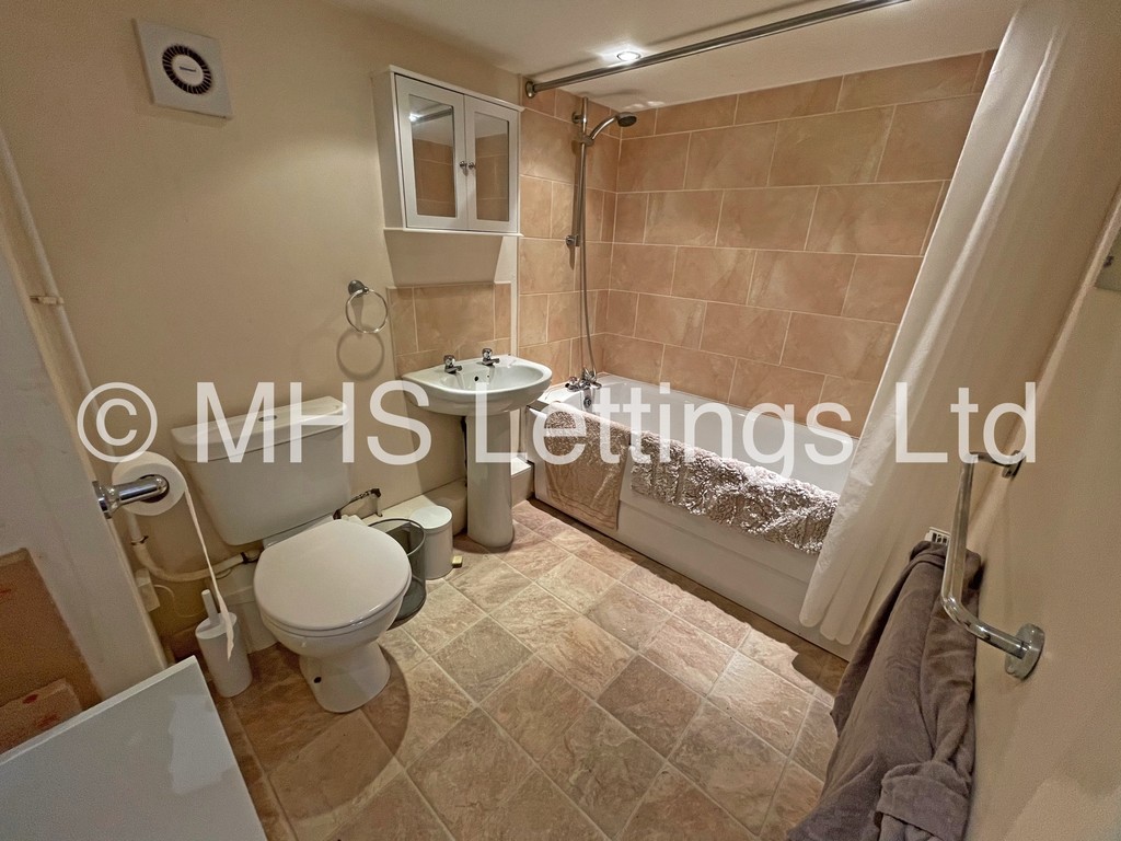 Photo of 5 Bedroom Mid Terraced House in 141 Ash Road, Leeds, LS6 3HD