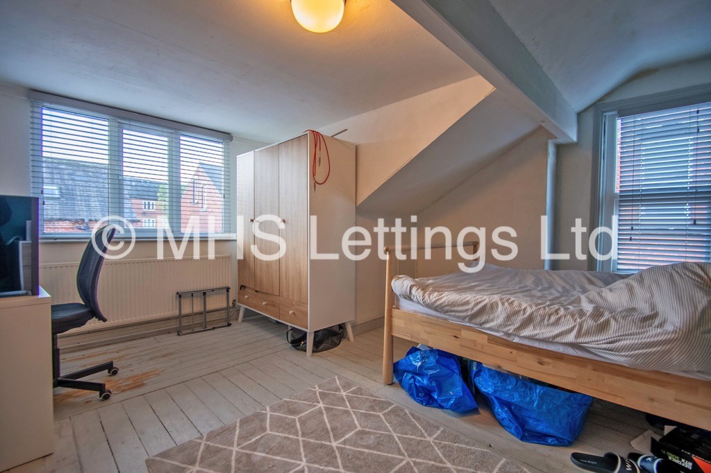 Photo of 2 Bedroom Mid Terraced House in 8 Pennington Grove, Leeds, LS6 2JL