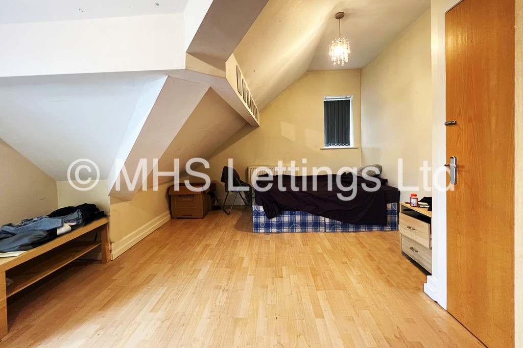 Photo of 3 Bedroom Flat in Flat 3b, 21-25 Headingley Avenue, Leeds, LS6 3EP