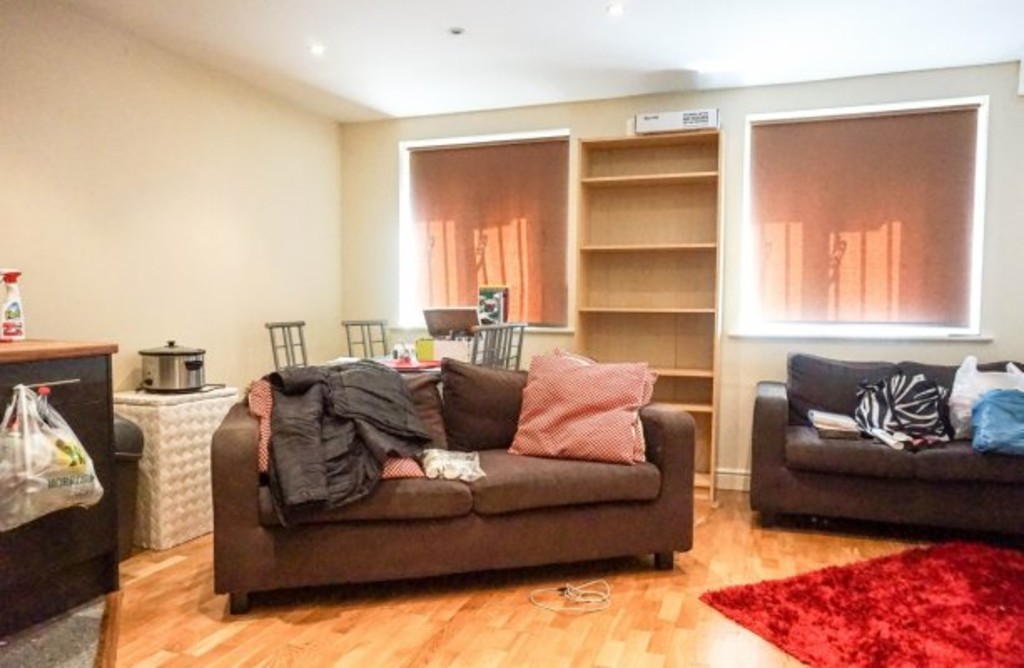 Photo of 3 Bedroom Flat in Flat 17, Headingley House, Leeds, LS6 3HD