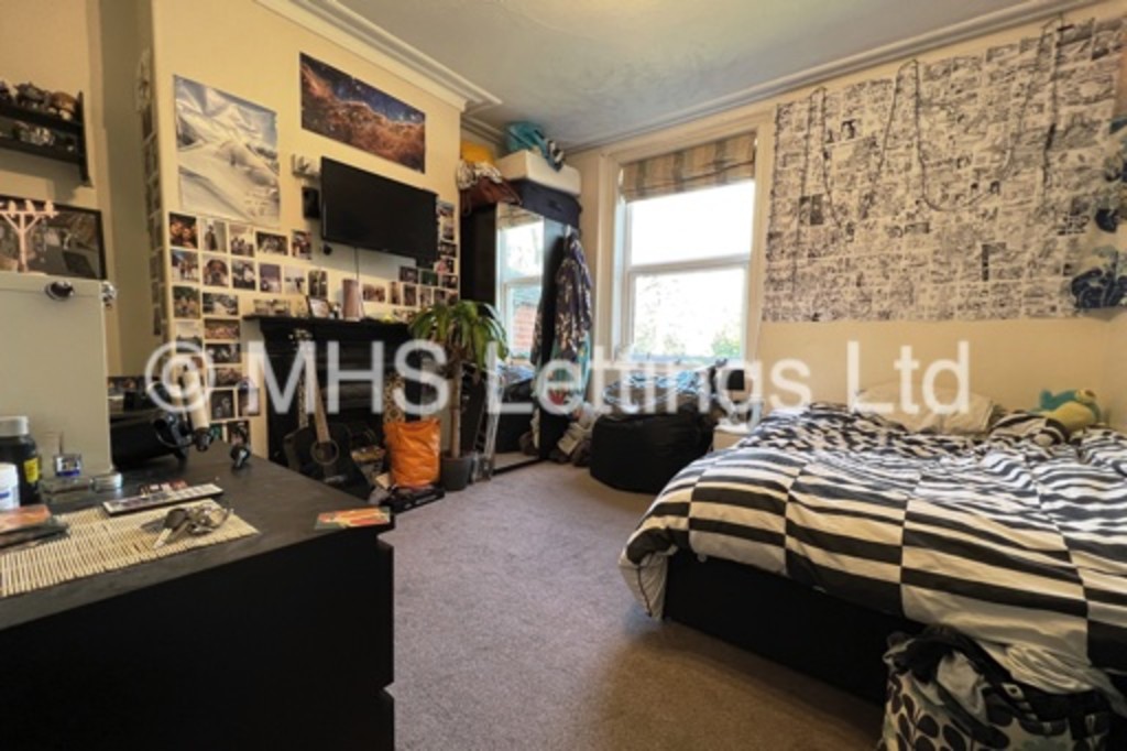 Photo of 5 Bedroom Mid Terraced House in 4 St. Michaels Terrace, Leeds, LS6 3BQ