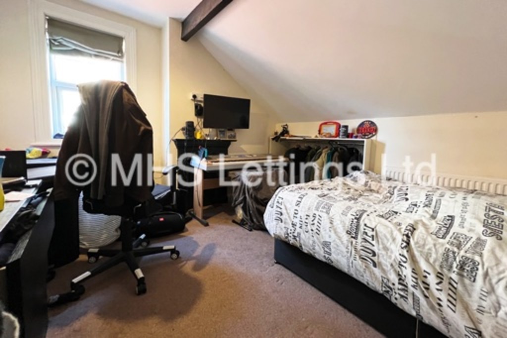 Photo of 5 Bedroom Mid Terraced House in 4 St. Michaels Terrace, Leeds, LS6 3BQ