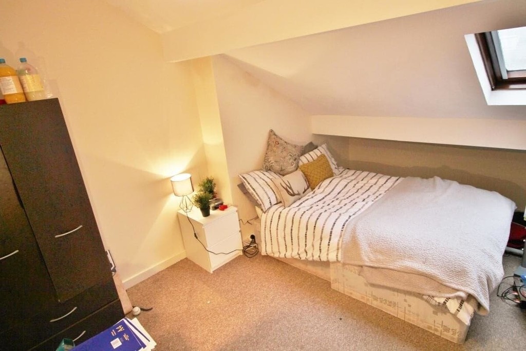 Photo of 5 Bedroom Mid Terraced House in 15 Welton Mount, Leeds, LS6 1ET