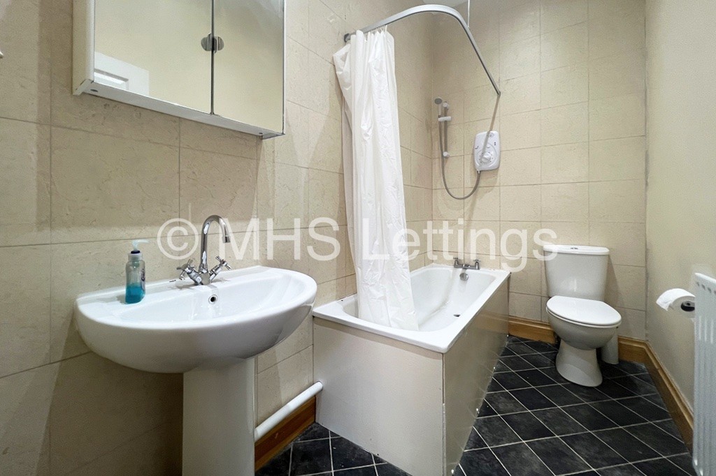 Photo of 1 Bedroom Shared House in Room 1, 144 Woodsley Road, Leeds, LS2 9LZ