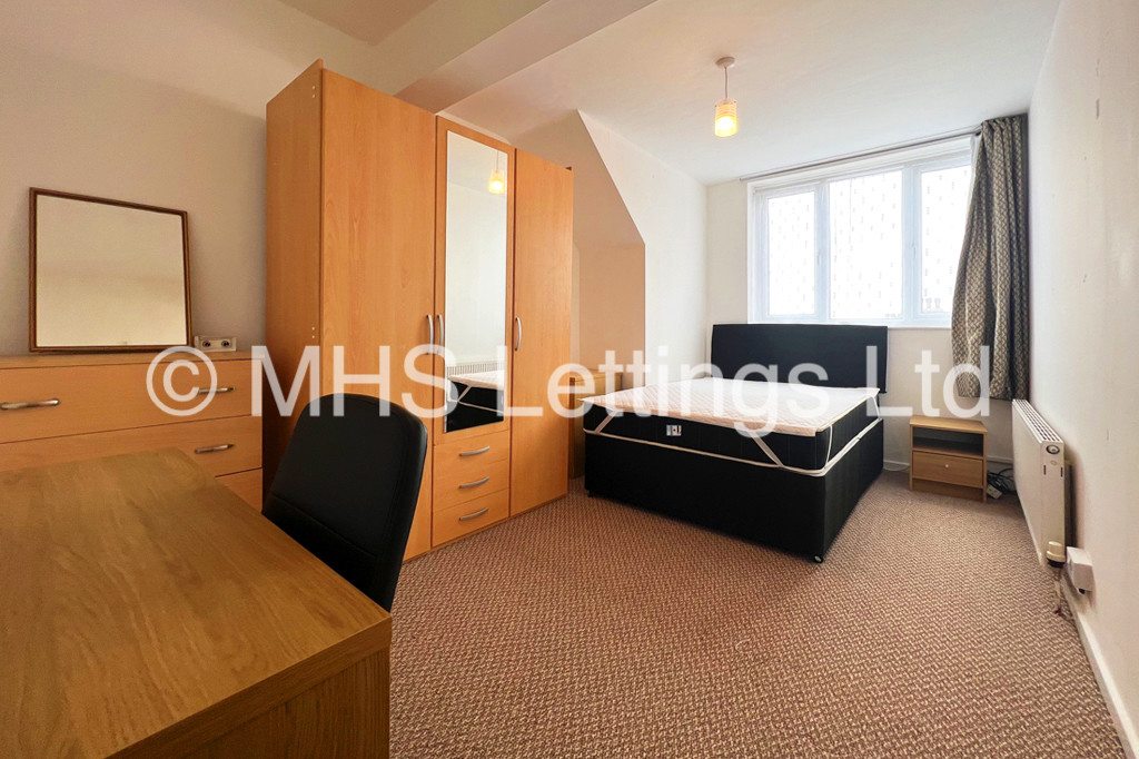 Photo of 3 Bedroom Mid Terraced House in 22 Royal Park Grove, Leeds, LS6 1HQ