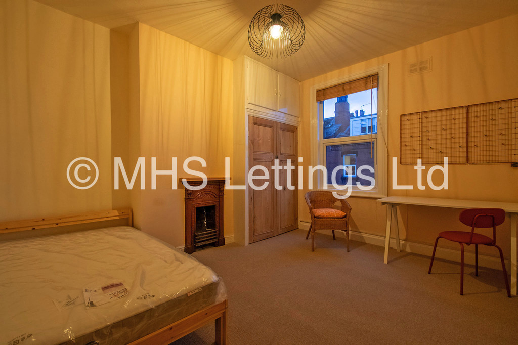 Photo of 2 Bedroom End Terraced House in 1 Pennington Grove, Leeds, LS6 2JL