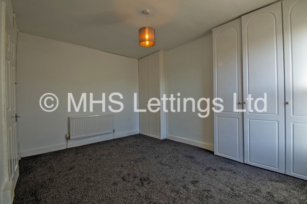 Photo of 2 Bedroom Mid Terraced House in 35 Clifton Grove, Leeds, LS9 6EW