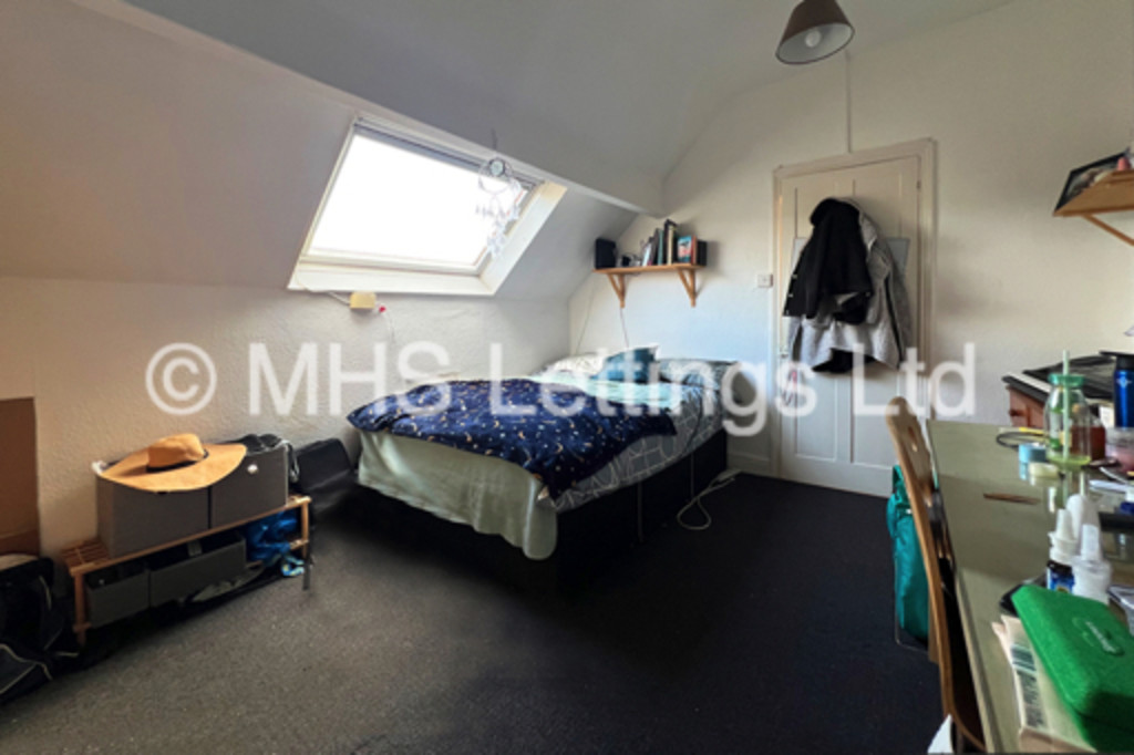 Photo of 3 Bedroom Mid Terraced House in 36 Beechwood View, Leeds, LS4 2LP